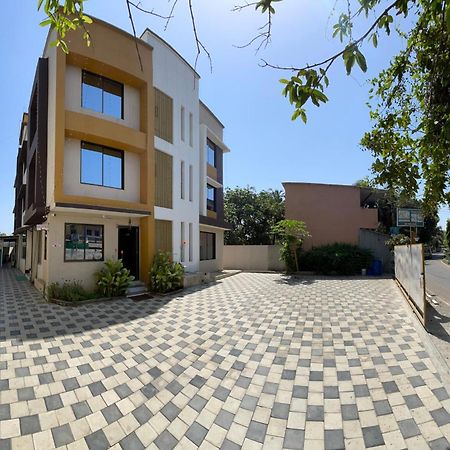 Devka House Hotel Daman Bagian luar foto