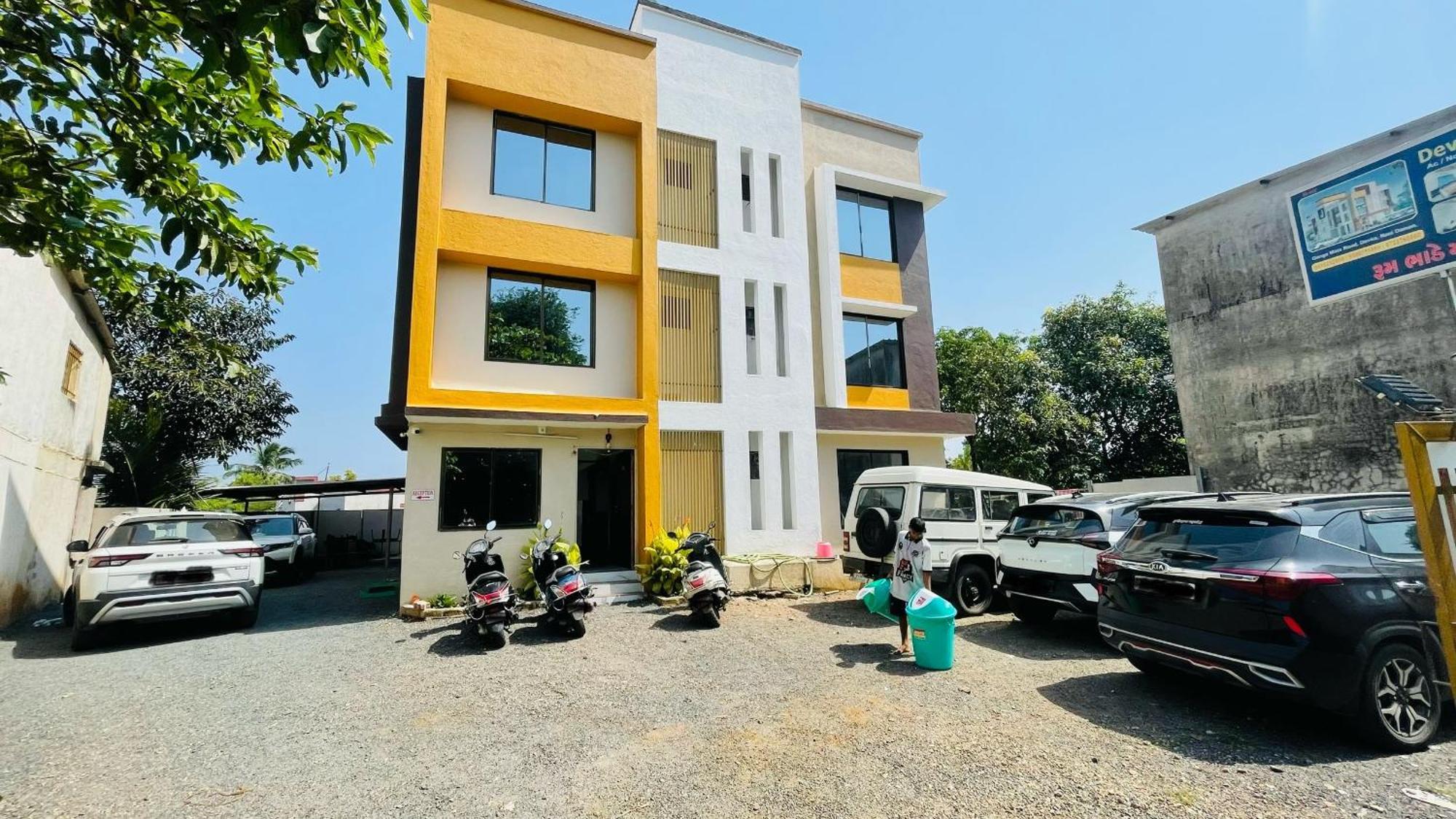 Devka House Hotel Daman Bagian luar foto