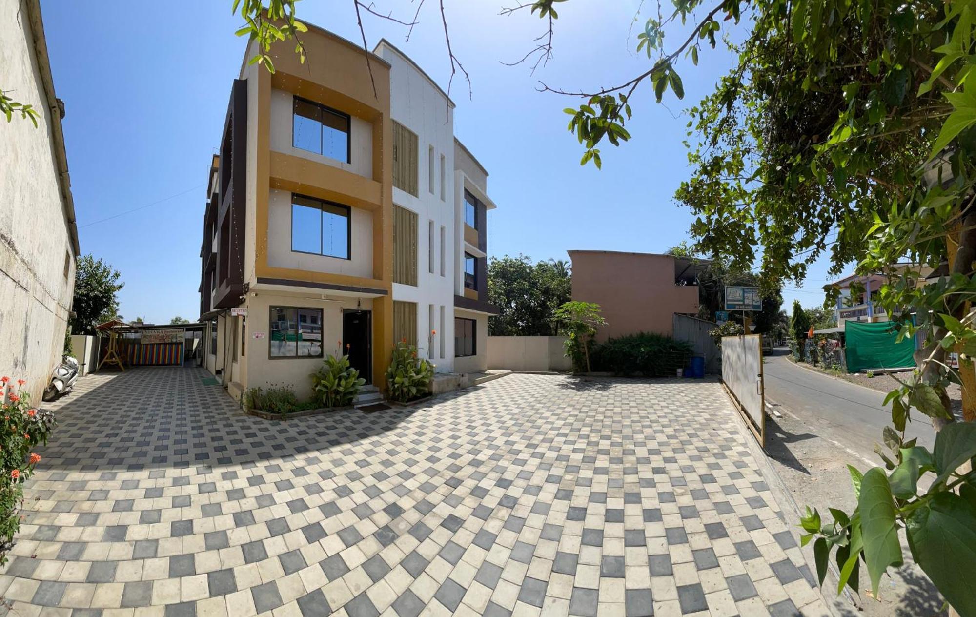 Devka House Hotel Daman Bagian luar foto