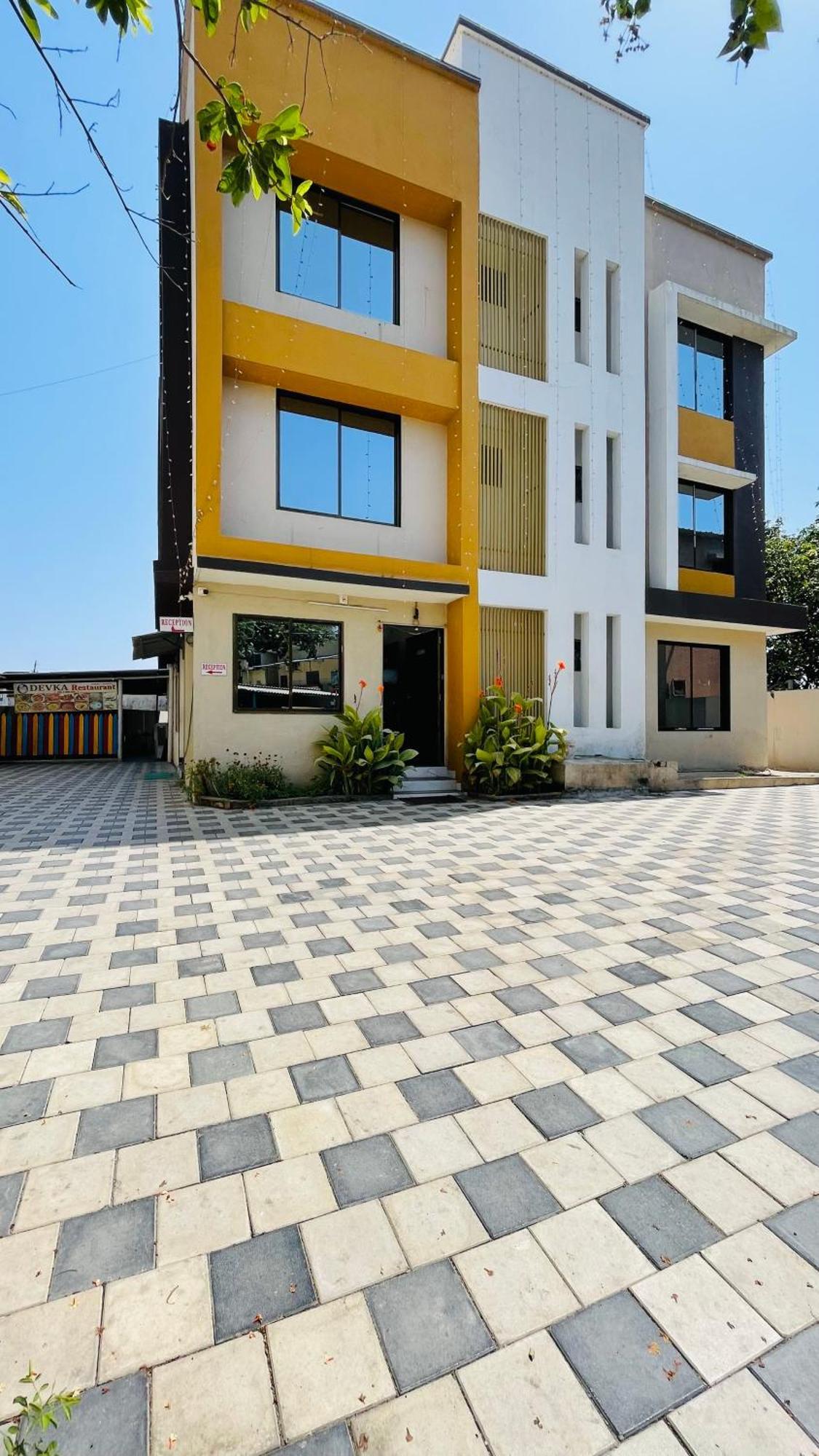 Devka House Hotel Daman Bagian luar foto